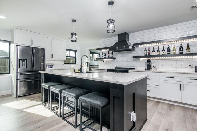 712 Clarence Street, Tomball, TX 77375