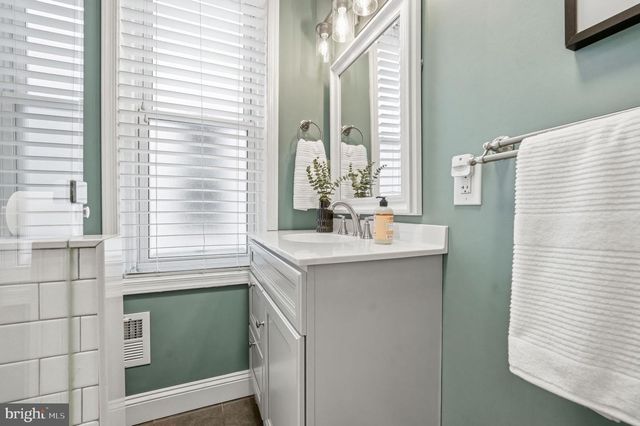 5 E COLLINGS AVE, Collingswood, NJ 08108