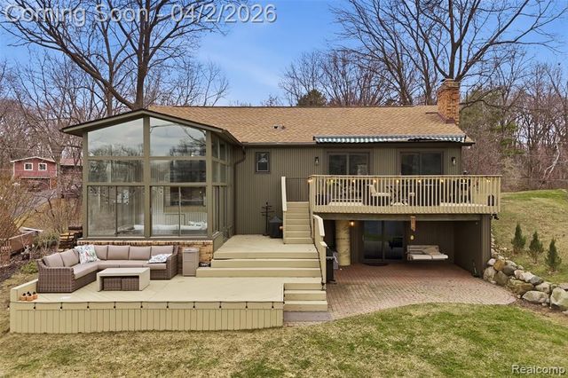 1929 Ridge Road, White Lake, MI 48383