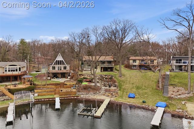 1929 Ridge Road, White Lake, MI 48383