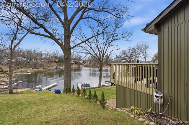 1929 Ridge Road, White Lake, MI 48383