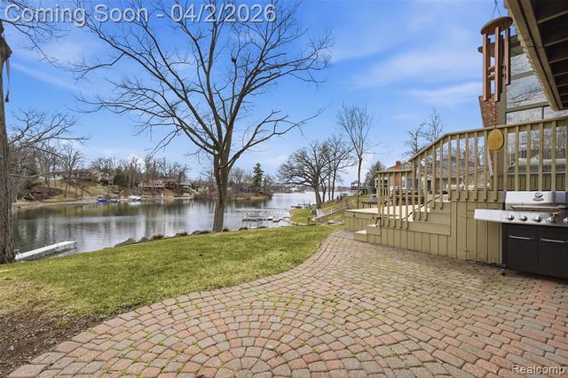 1929 Ridge Road, White Lake, MI 48383