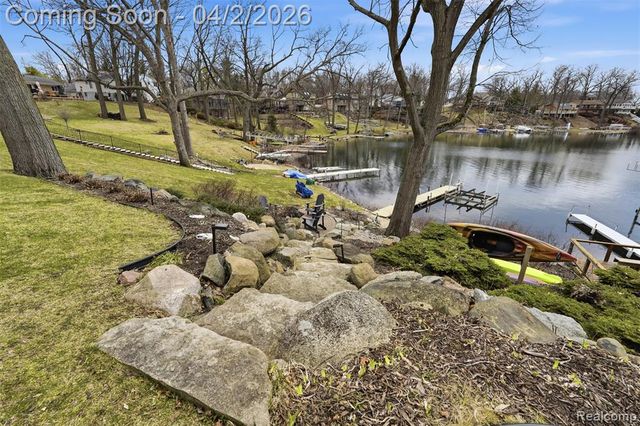 1929 Ridge Road, White Lake, MI 48383