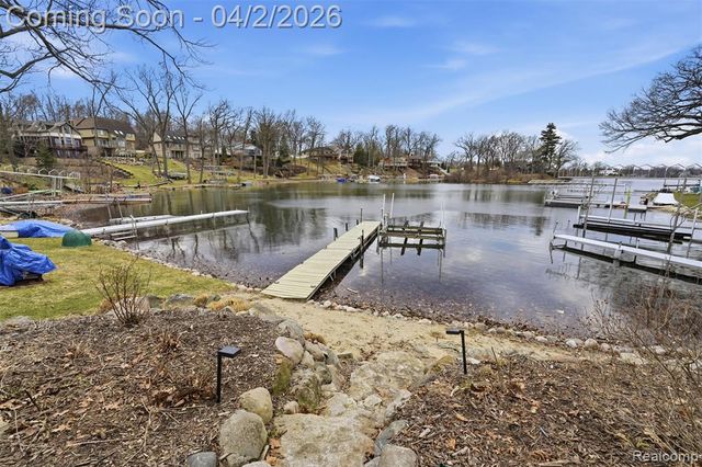 1929 Ridge Road, White Lake, MI 48383