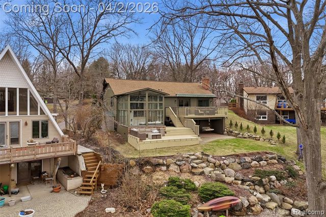 1929 Ridge Road, White Lake, MI 48383