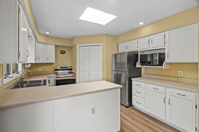 2601 HILLSHIRE DR, Columbia, MO 65203