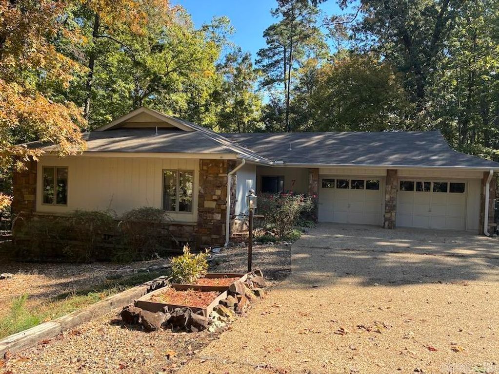 7 Camarzana Ln, Hot Springs Village, AR 71909