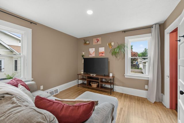 1069 Minnehaha Avenue W, Saint Paul, MN 55104