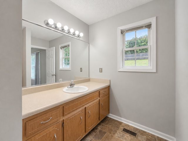 1023 Hedge Apple Dr, Clarksville, TN 37040