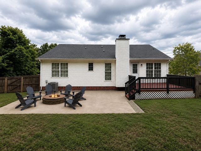 1023 Hedge Apple Dr, Clarksville, TN 37040
