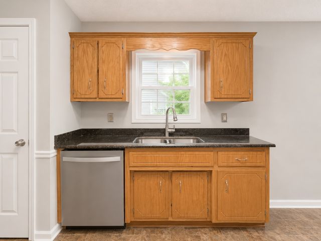 1023 Hedge Apple Dr, Clarksville, TN 37040