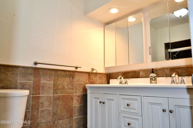 30 Meadow Green Circle G, Manalapan, NJ 07726