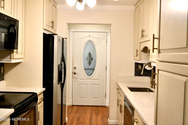 30 Meadow Green Circle G, Manalapan, NJ 07726