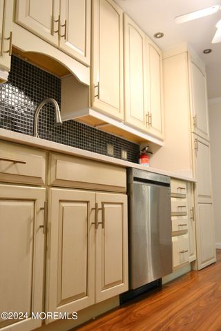 30 Meadow Green Circle G, Manalapan, NJ 07726