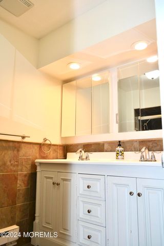 30 Meadow Green Circle G, Manalapan, NJ 07726