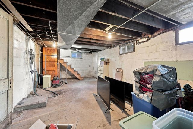 1916 E 13th Street, Des Moines, IA 50316