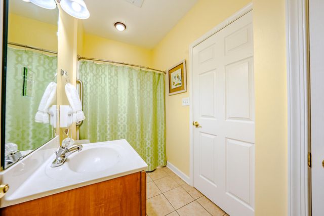 1217 Graves Harbor Trl Apt 122, Huddleston, VA 24104