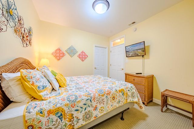 1217 Graves Harbor Trl Apt 122, Huddleston, VA 24104