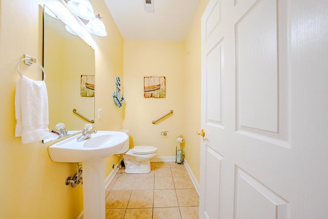 1217 Graves Harbor Trl Apt 122, Huddleston, VA 24104