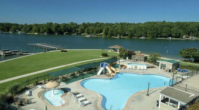 1217 Graves Harbor Trl Apt 122, Huddleston, VA 24104