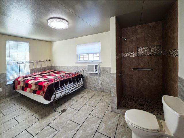 6623 Gulf Freeway, Houston, TX 77087