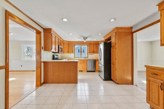72 Cambridge Road 2, Woburn, MA 01801