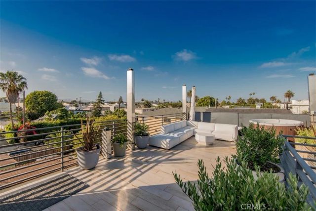 708 Hampton Drive, Venice, CA 90291