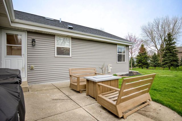 221 Pioneer DRIVE, Johnson Creek, WI 53038