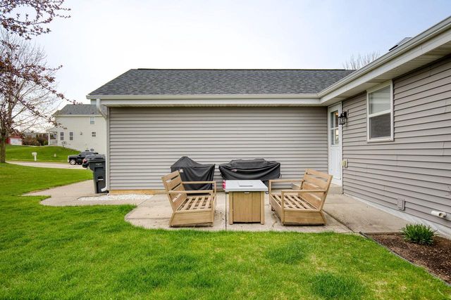 221 Pioneer DRIVE, Johnson Creek, WI 53038