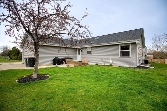 221 Pioneer DRIVE, Johnson Creek, WI 53038