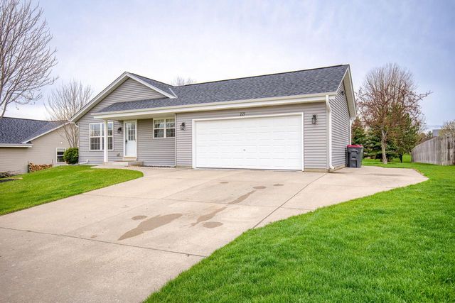 221 Pioneer DRIVE, Johnson Creek, WI 53038