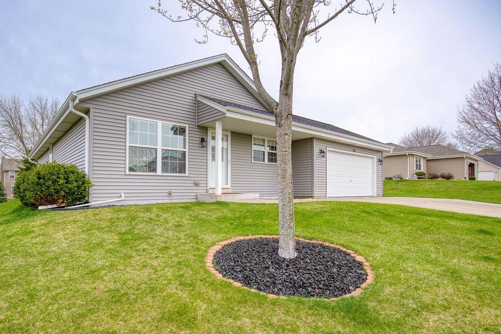 221 Pioneer DRIVE, Johnson Creek, WI 53038