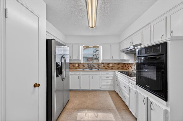 1607 Chisolm Trail, Lewisville, TX 75077