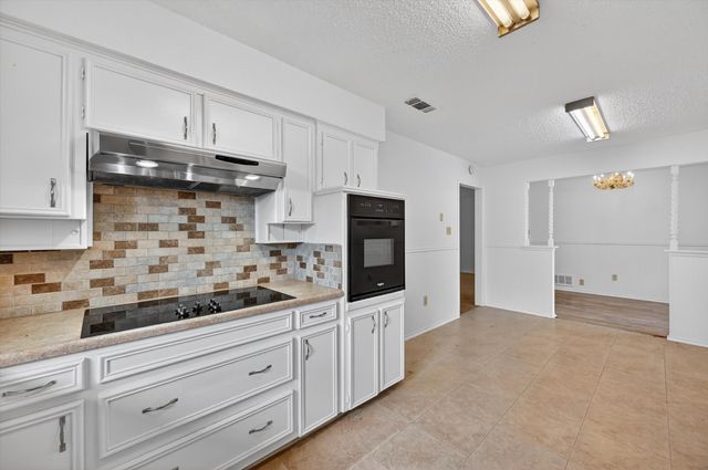 1607 Chisolm Trail, Lewisville, TX 75077