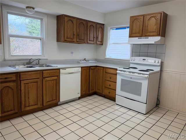 1060 Loekes Drive, Florissant, MO 63031