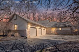624 Highland Drive, Oxford Village, MI 48371