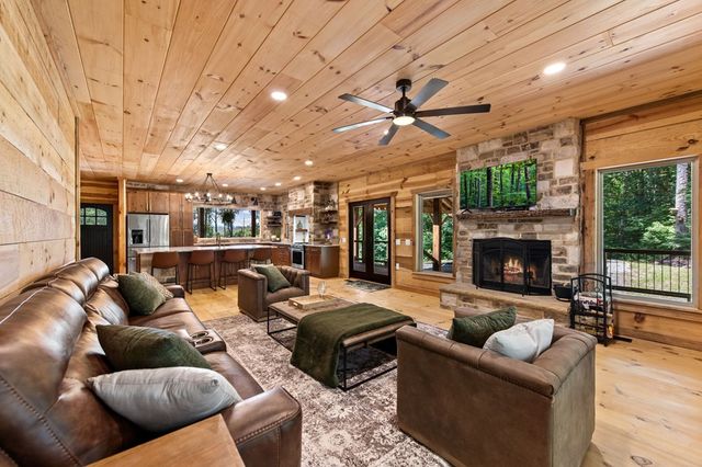 290 Graham Court, Ellijay, GA 30540
