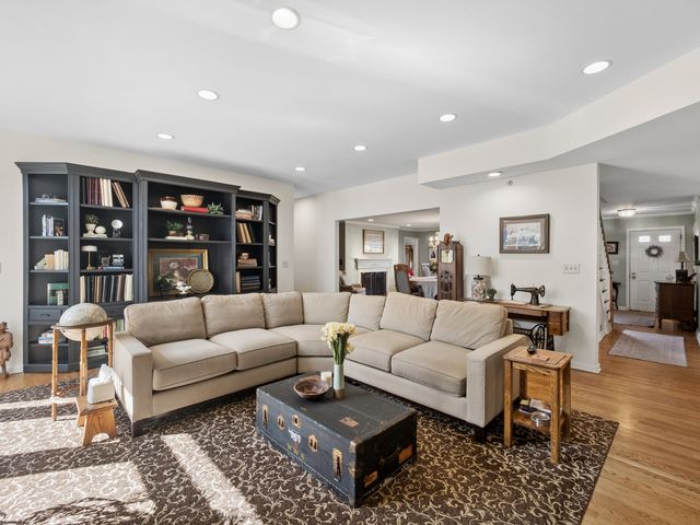 819 S Beverly Lane, Arlington Heights, IL 60005