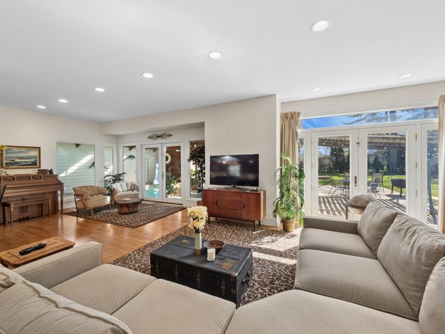 819 S Beverly Lane, Arlington Heights, IL 60005