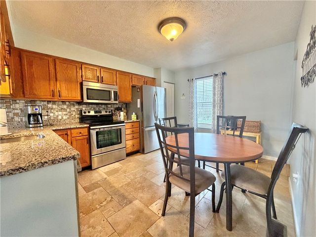 213 Manor View Dr, Manor, PA 15665