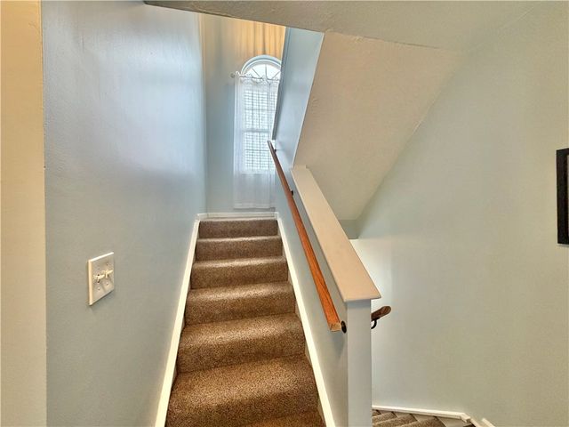 213 Manor View Dr, Manor, PA 15665