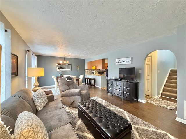 213 Manor View Dr, Manor, PA 15665