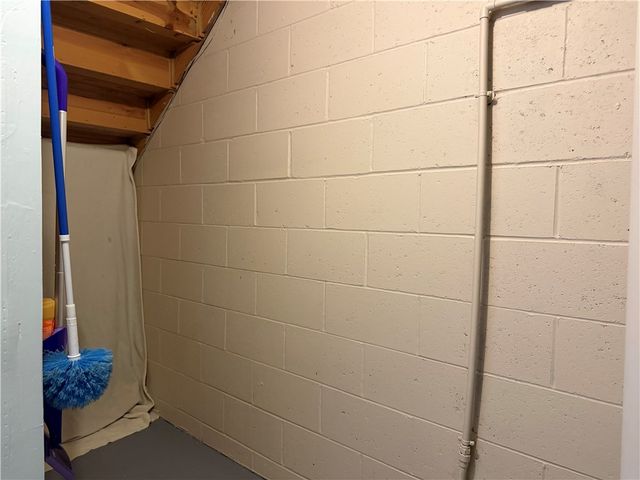 213 Manor View Dr, Manor, PA 15665