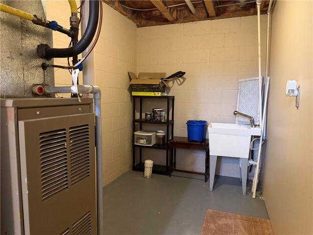 213 Manor View Dr, Manor, PA 15665