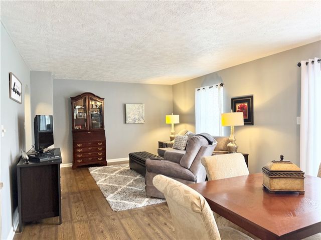 213 Manor View Dr, Manor, PA 15665