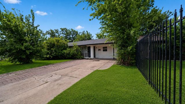 5242 Greylog Drive, Houston, TX 77048