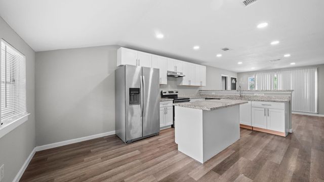 5242 Greylog Drive, Houston, TX 77048