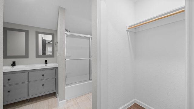 5242 Greylog Drive, Houston, TX 77048