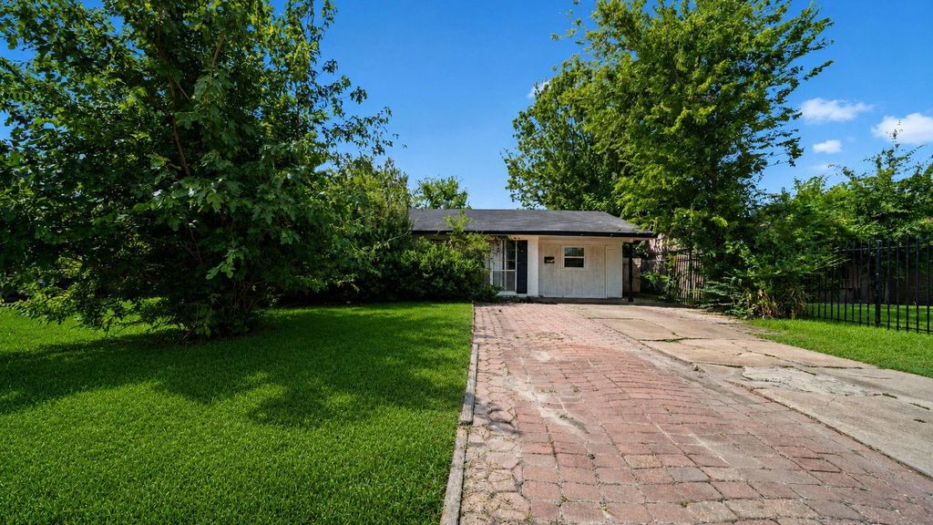5242 Greylog Drive, Houston, TX 77048