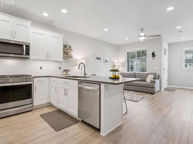 4023 Se CENTURY Blvd, Hillsboro, OR 97123